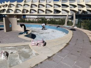 Réfection totale avec garantie décennale des revêtements étanches et des finitions carrelage de la piscine d’une résidence à Port Camargue, proche de Montpellier
